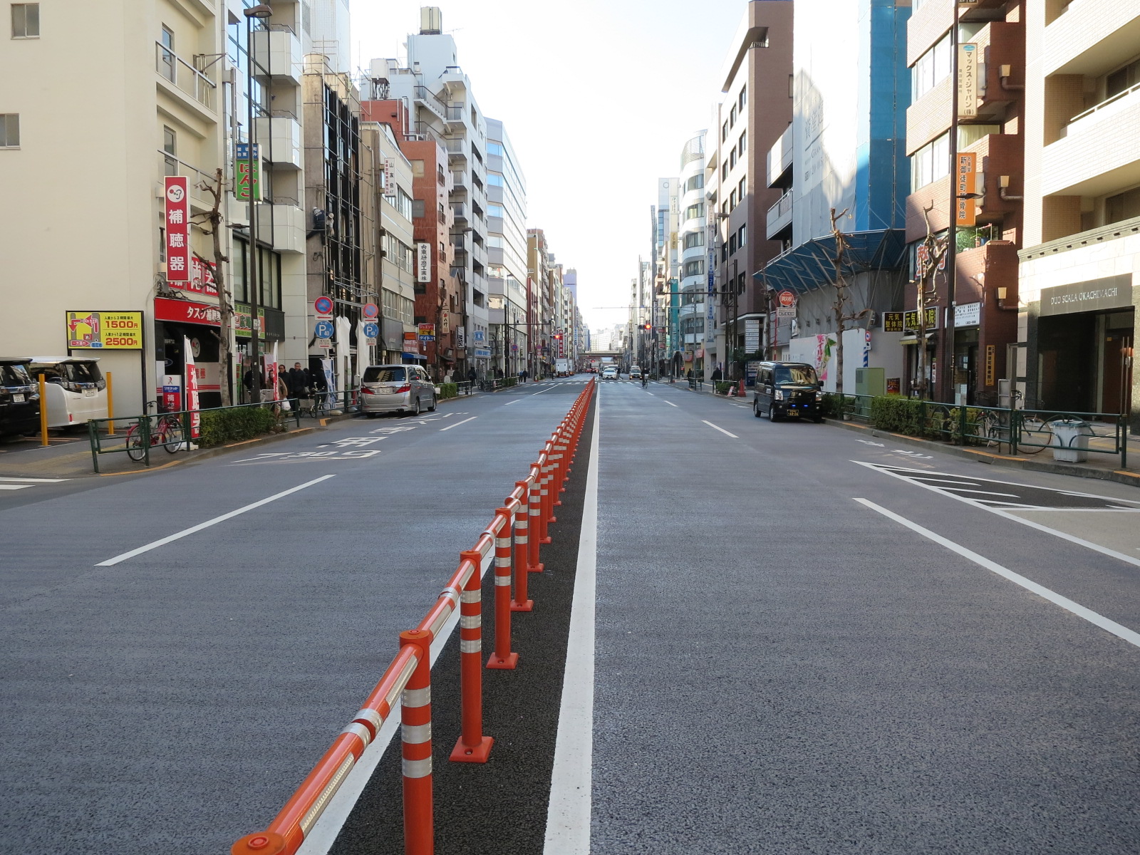大通りから少し入った立地