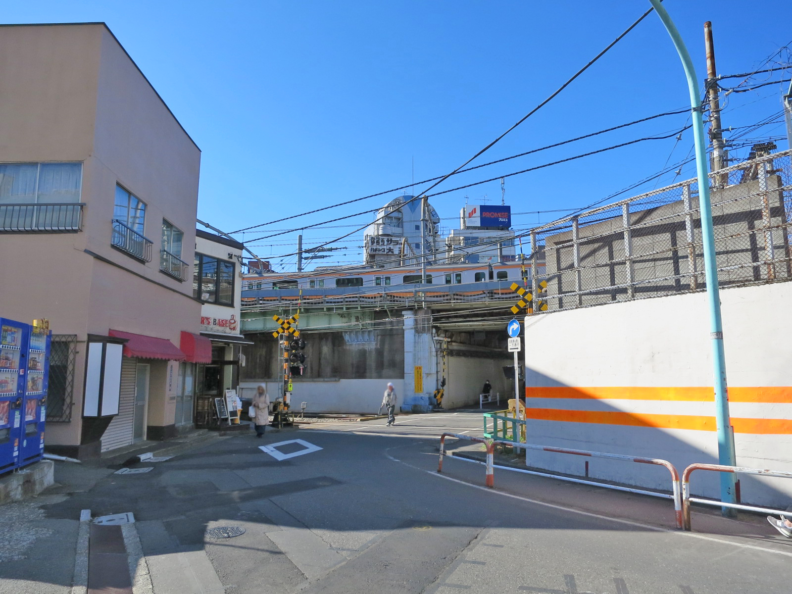 周辺は店舗やオフィスが多いエリア