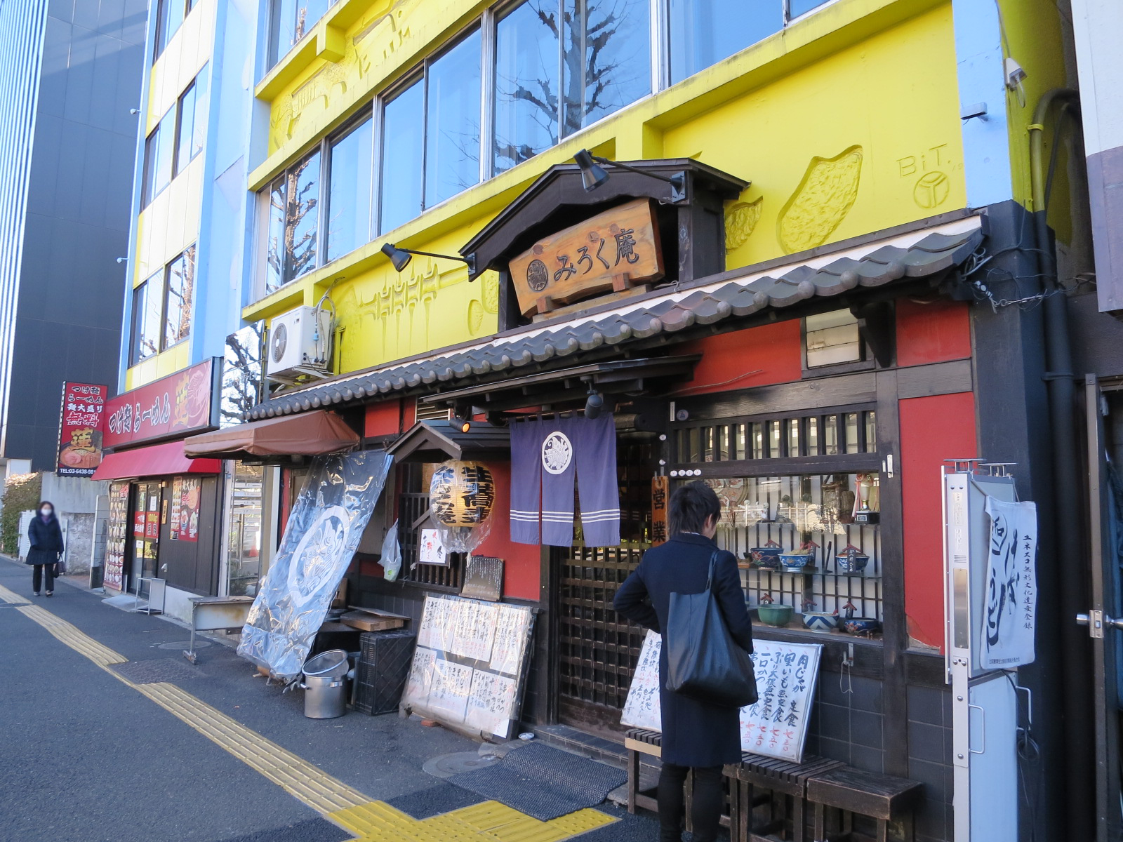 付近には飲食店が豊富