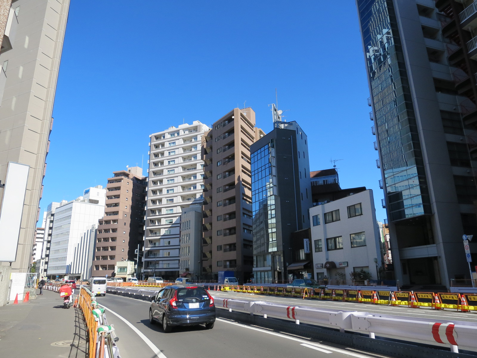 周辺はオフィスや店舗が多いエリア