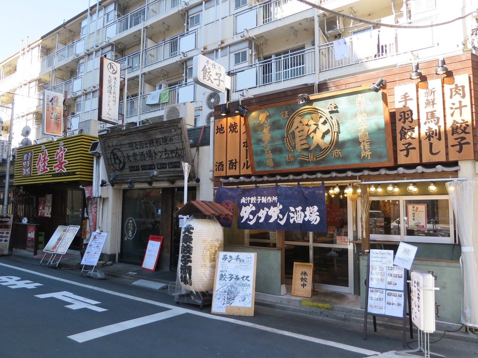 付近には飲食店が豊富