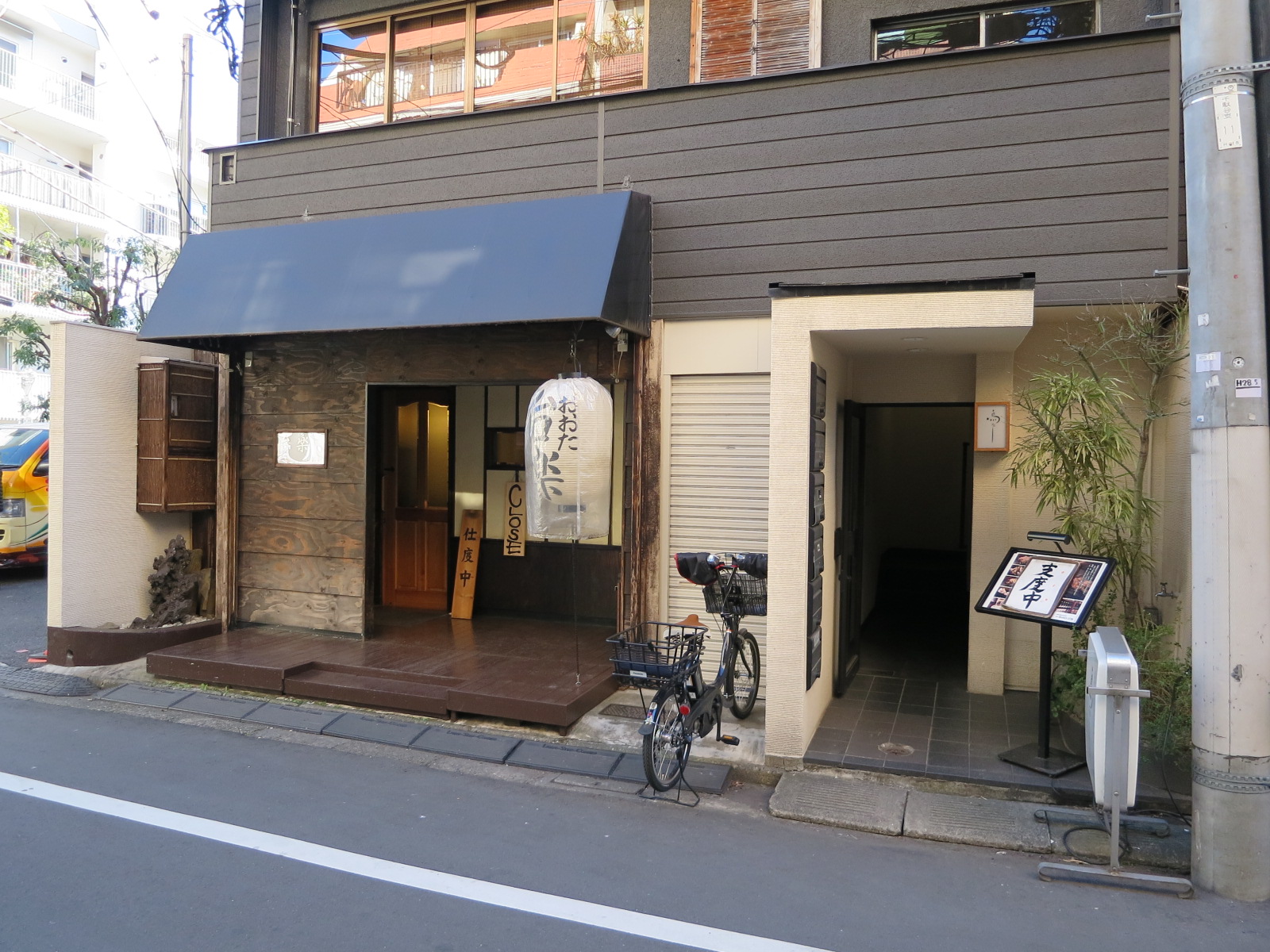 付近には飲食店が豊富