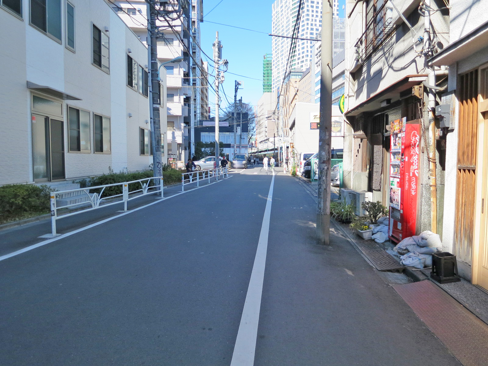 オフィスビル前面の通り