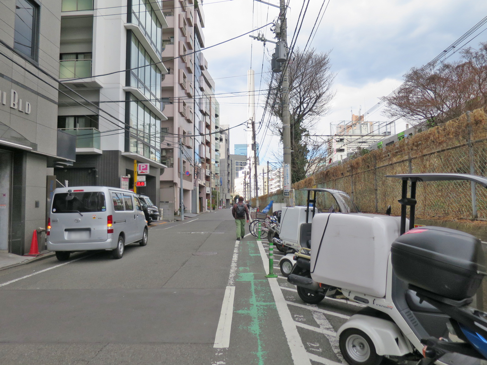 オフィスビル前面の通り