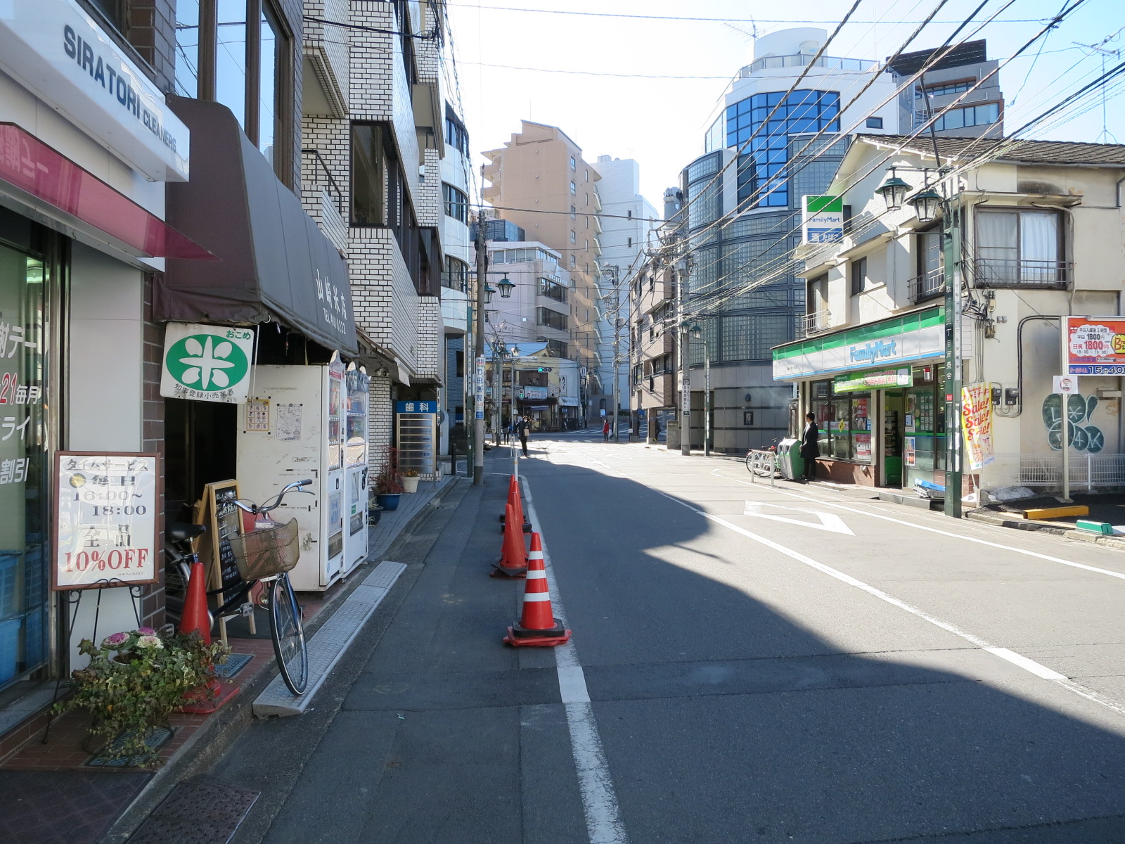 山水ビル前面の通り