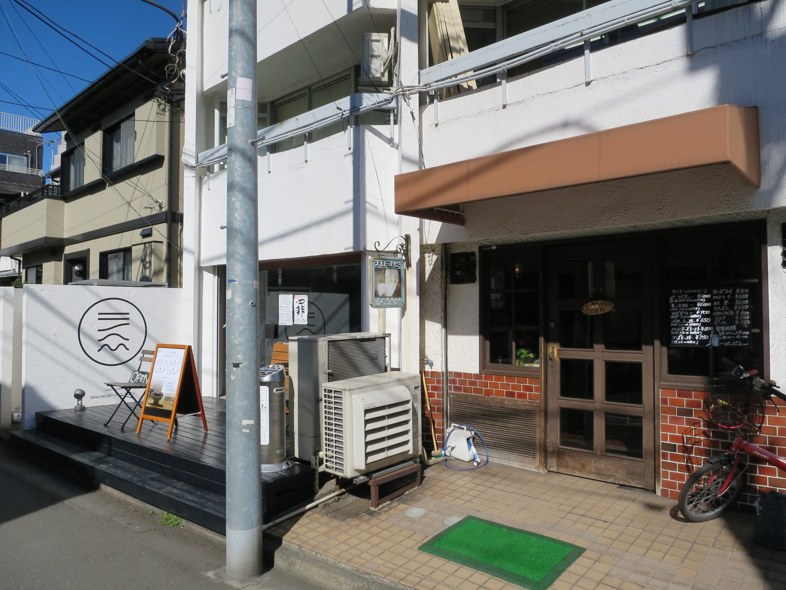 付近には飲食店が豊富