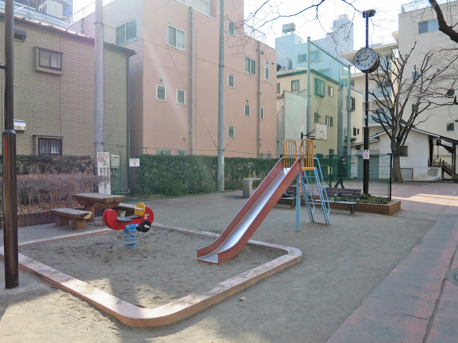 裏手の通りの芝新堀町児童遊園
