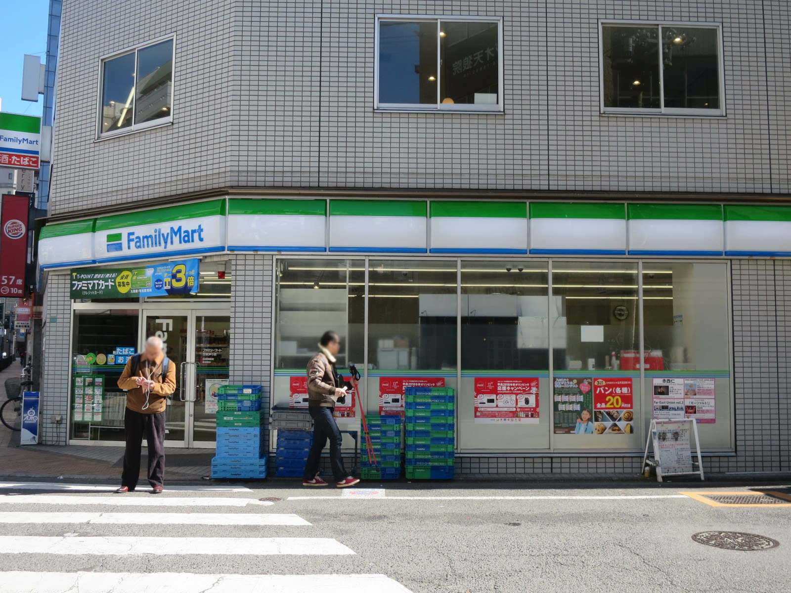 徒歩3分ファミリーマート立教通り店