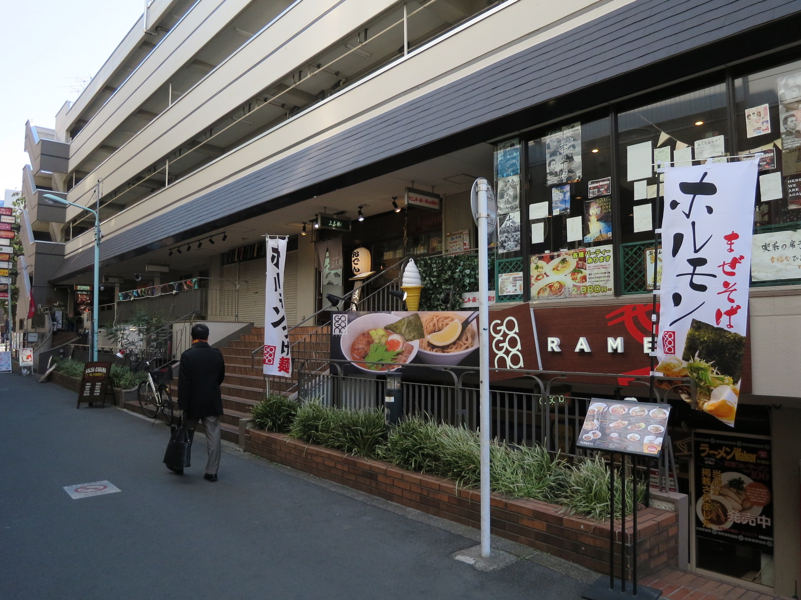 付近には飲食店が豊富