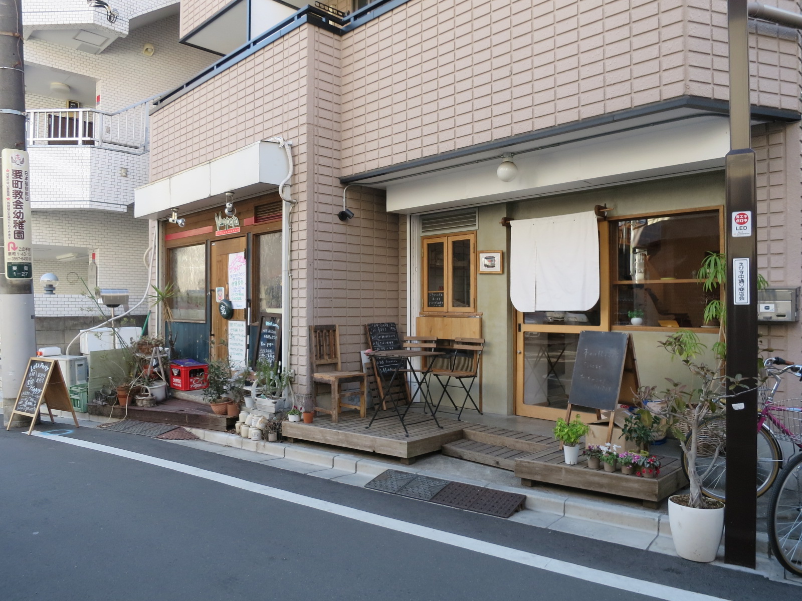 付近には飲食店が豊富
