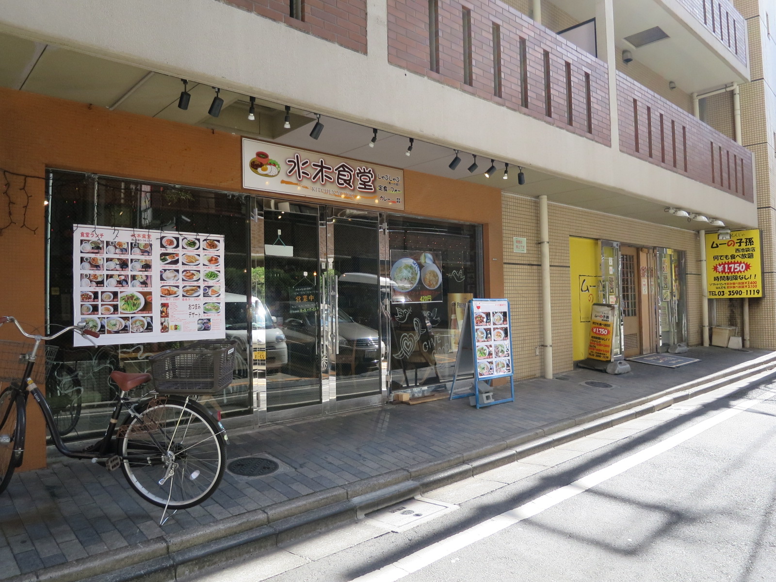 付近には飲食店が豊富