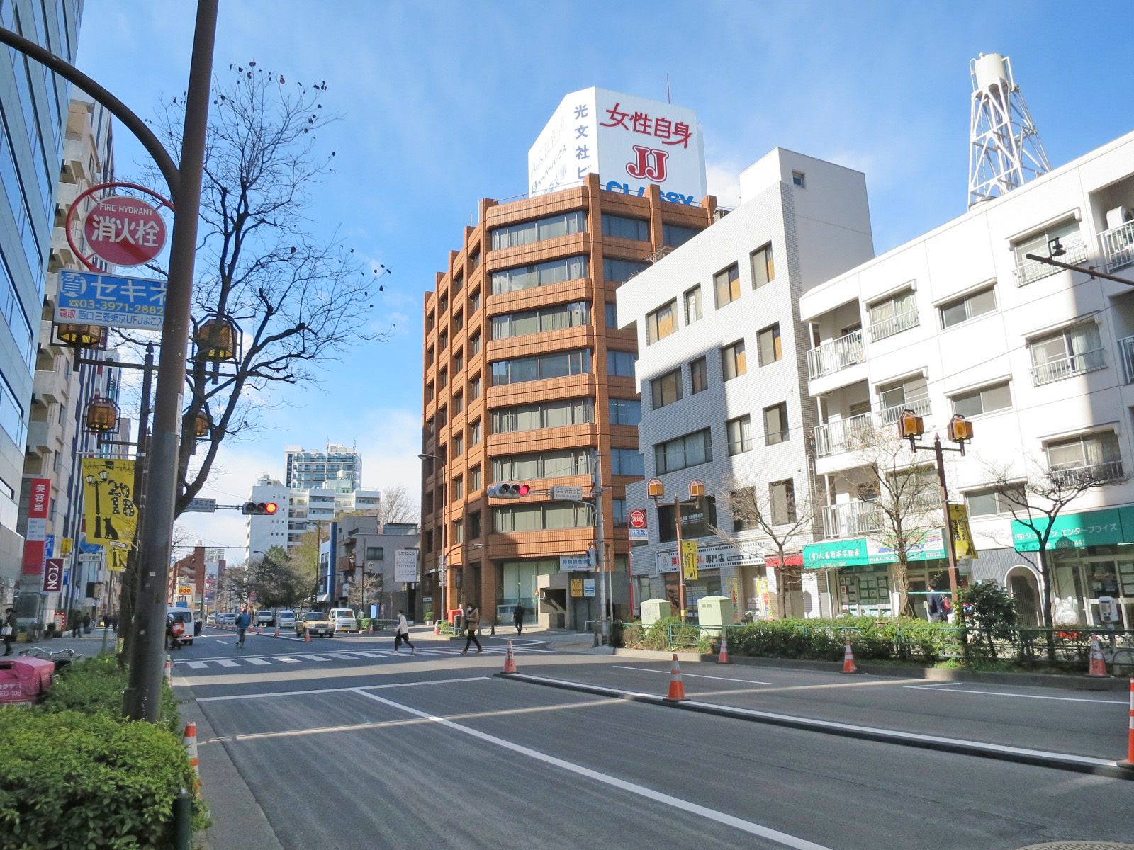 周辺はオフィスや店舗が多いエリア