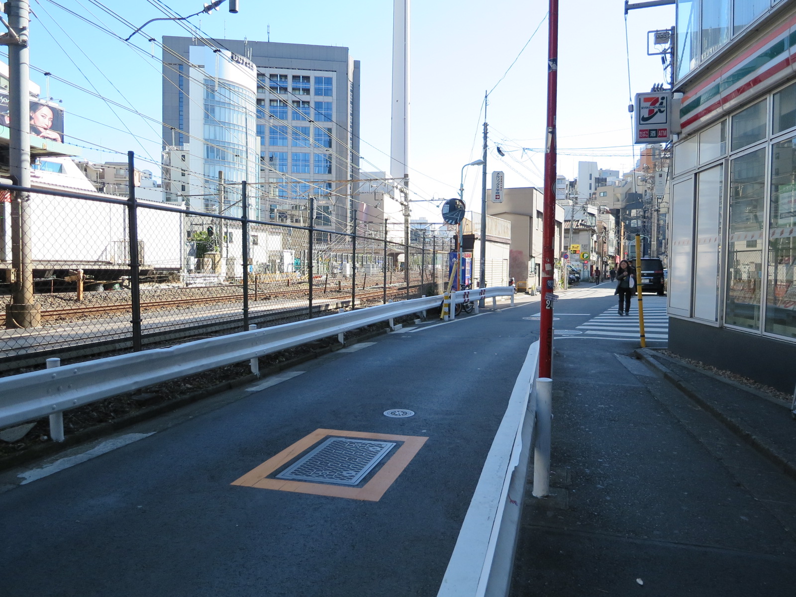 オフィスビル前面道路