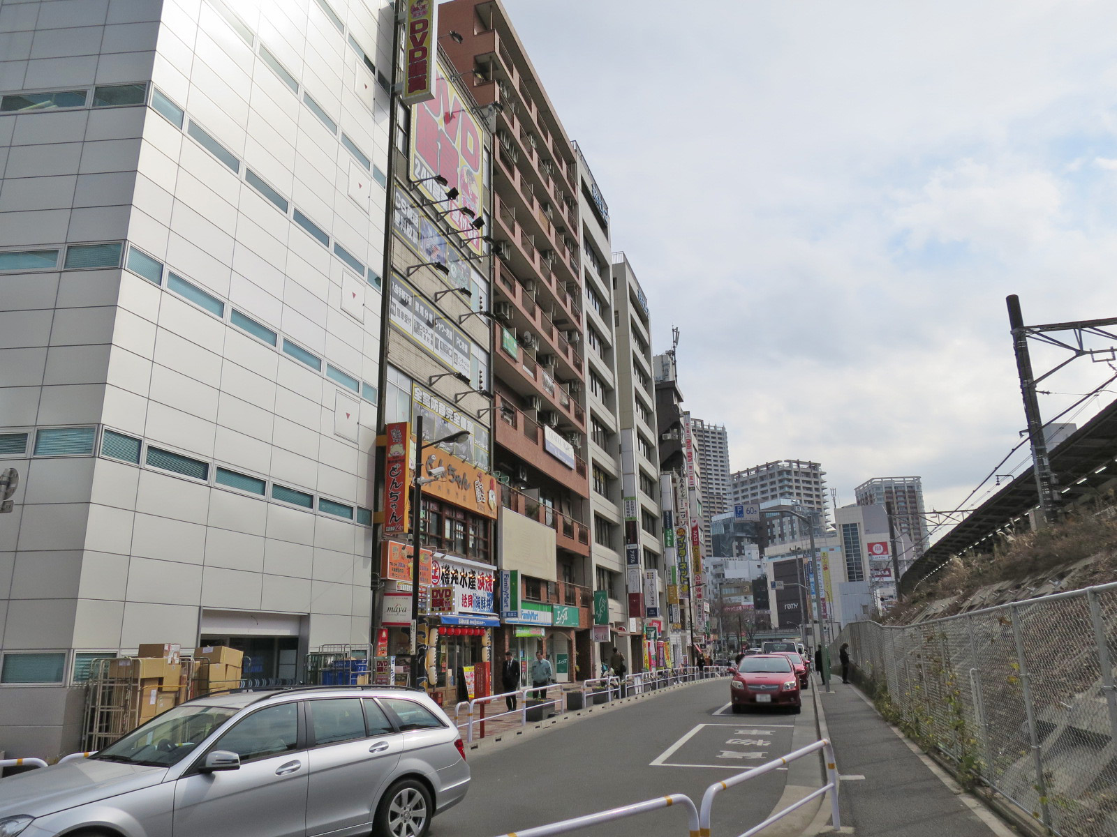 周辺はオフィスや店舗が多いエリア
