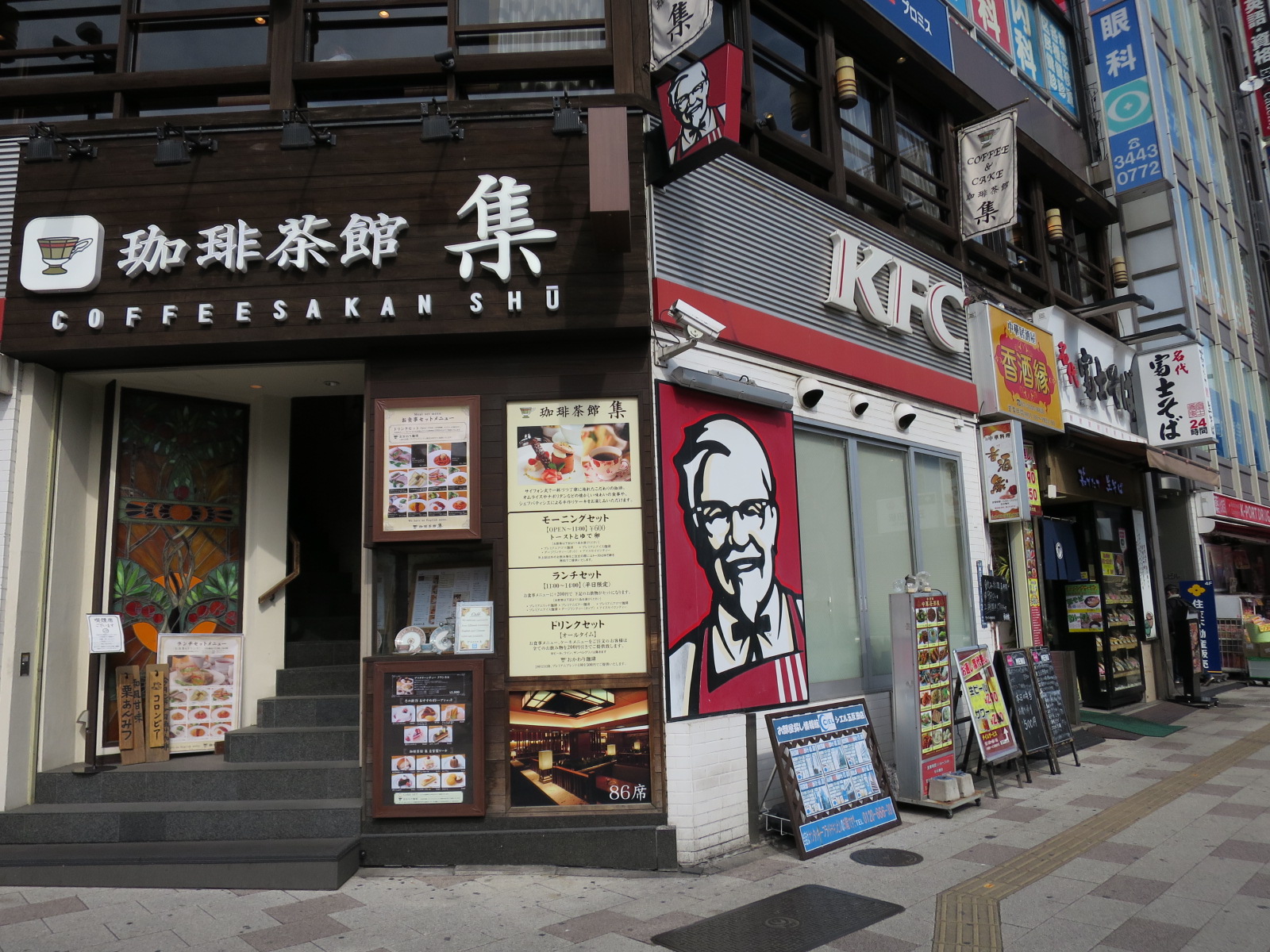 付近には飲食店が豊富