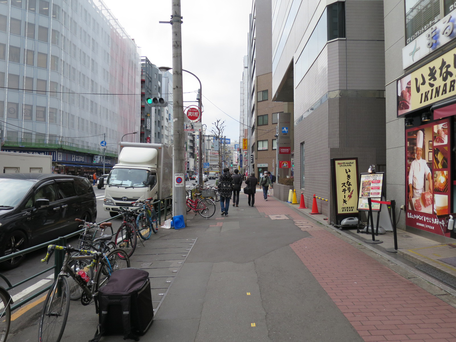 五反田さくらビル前面の通り