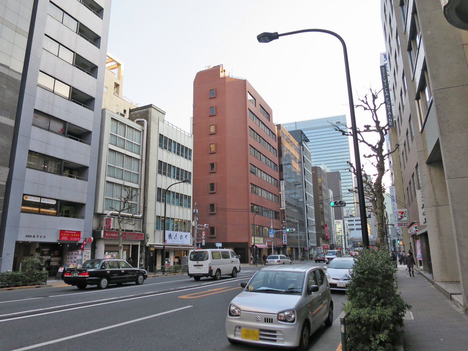 周辺はオフィスや店舗が多いエリア