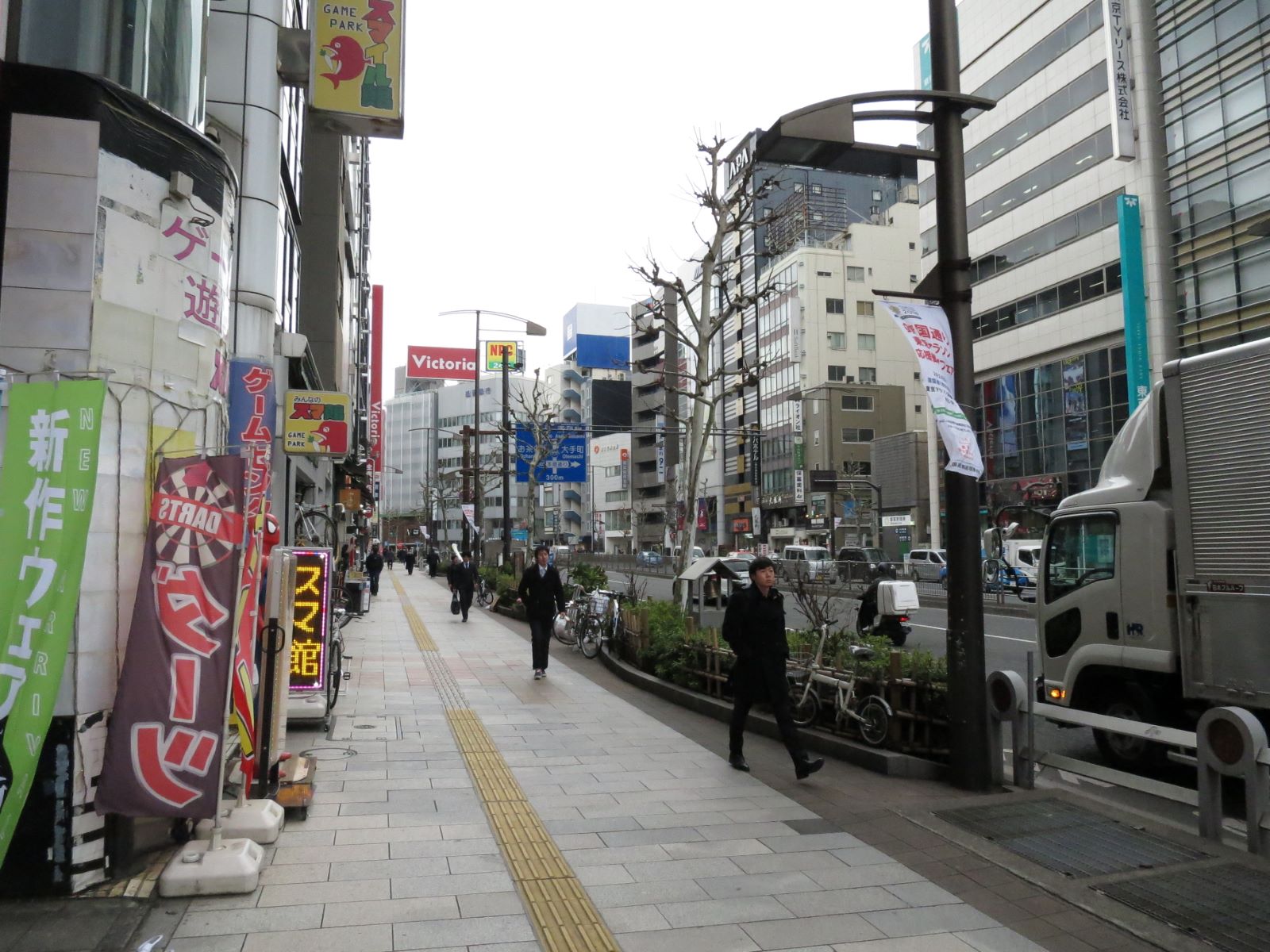 オフィスビル前面道路