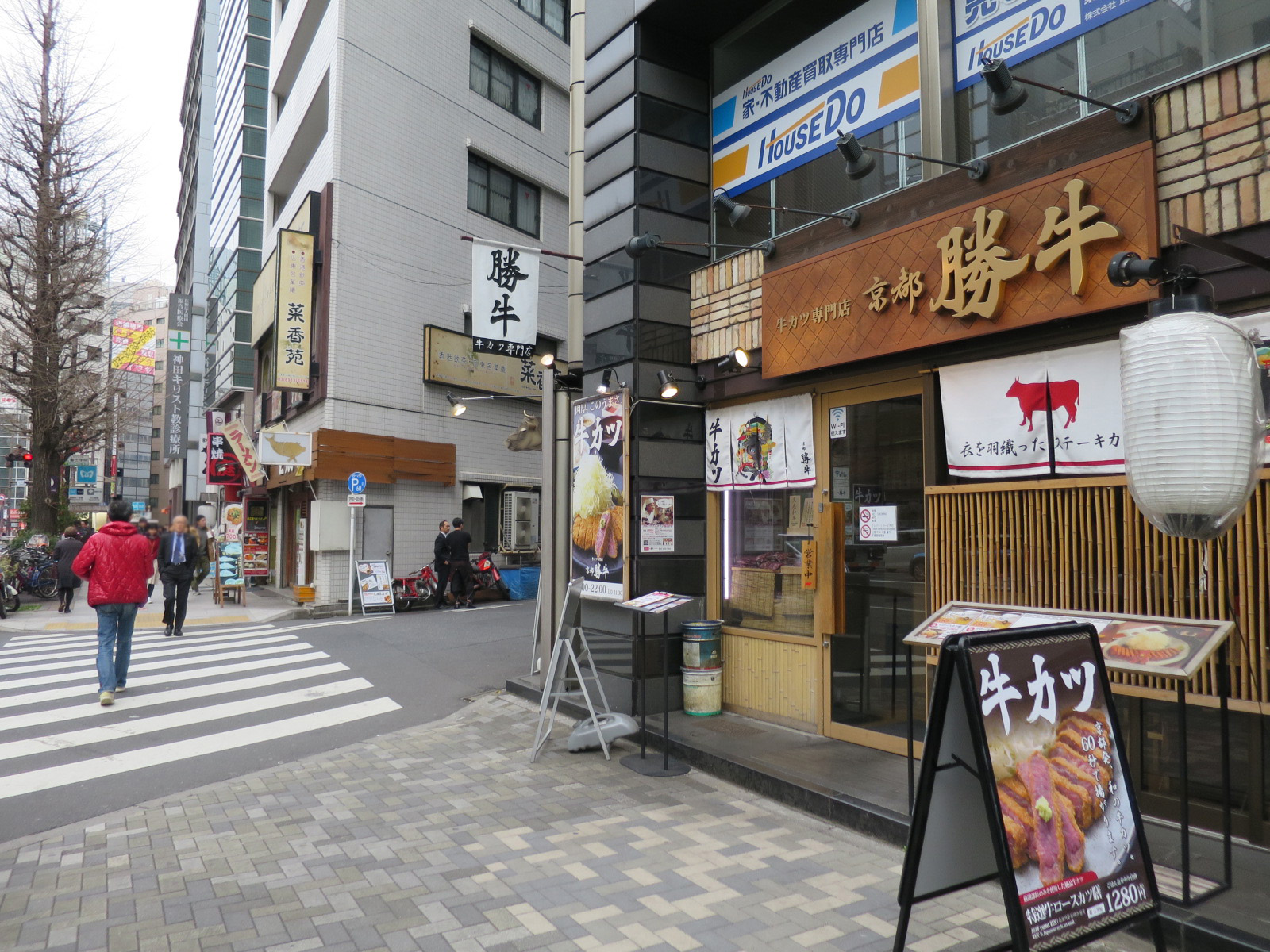付近には飲食店が豊富