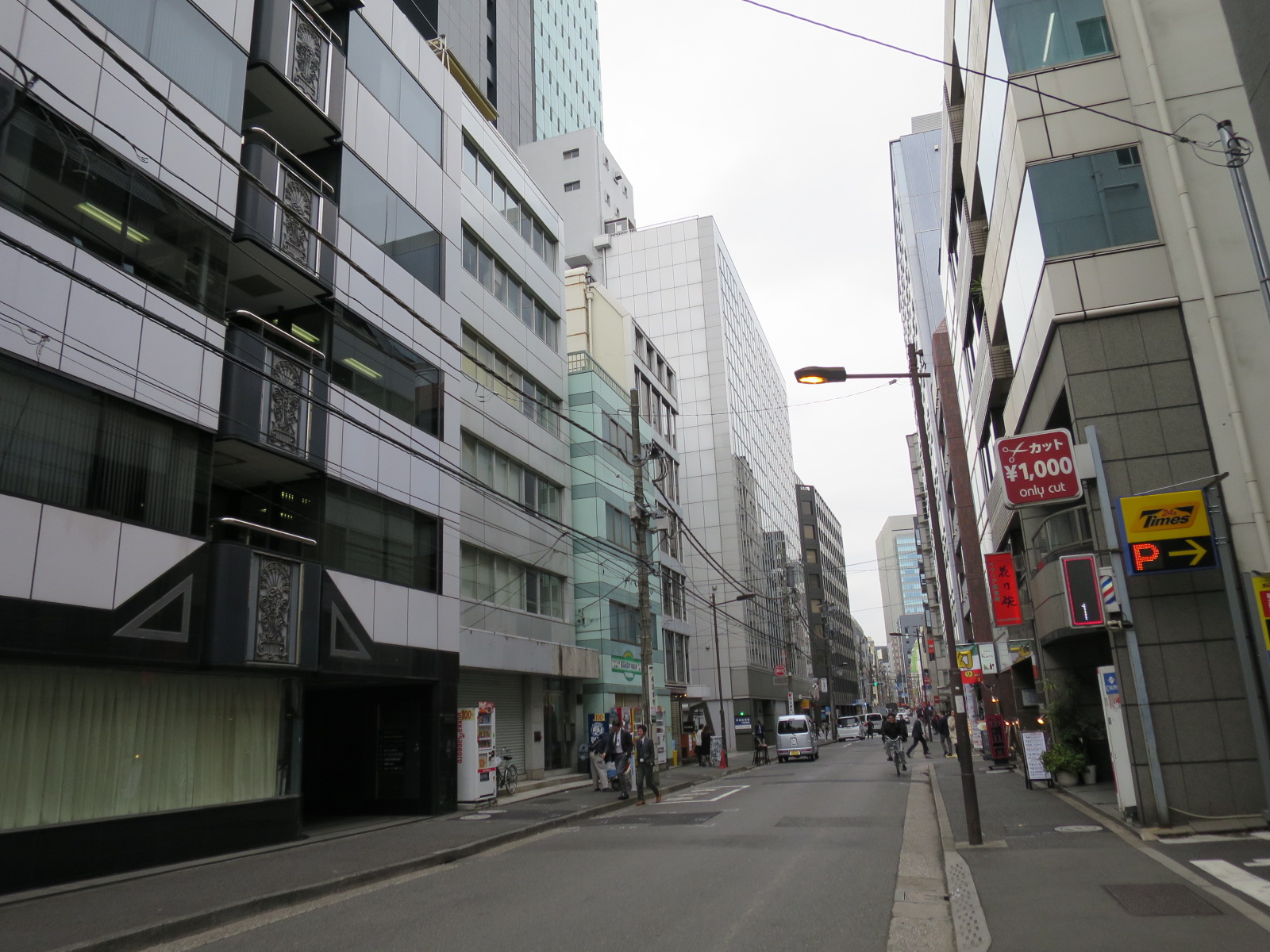 周辺はオフィスや店舗が多いエリア