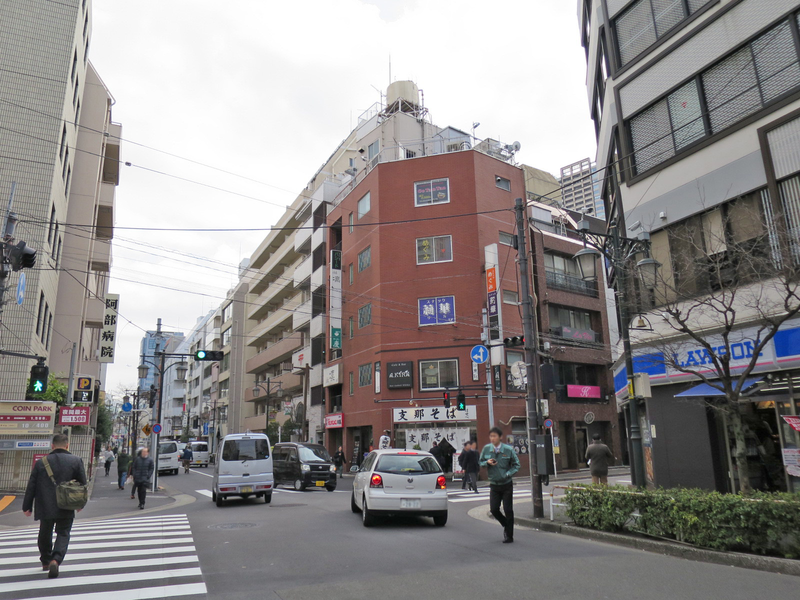 周辺はオフィスや店舗が多いエリア