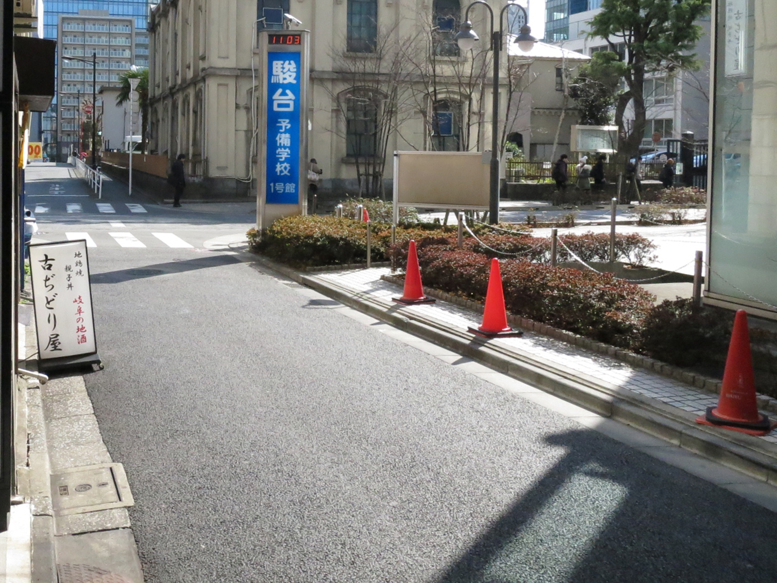 オフィスビル前面道路
