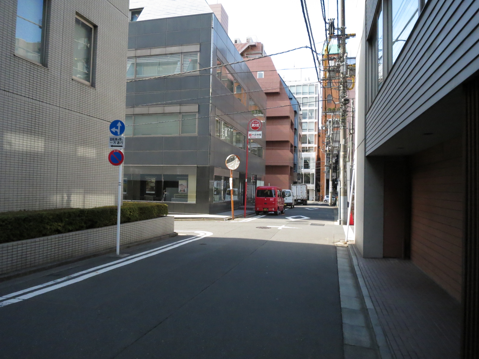 オフィスビル前面道路