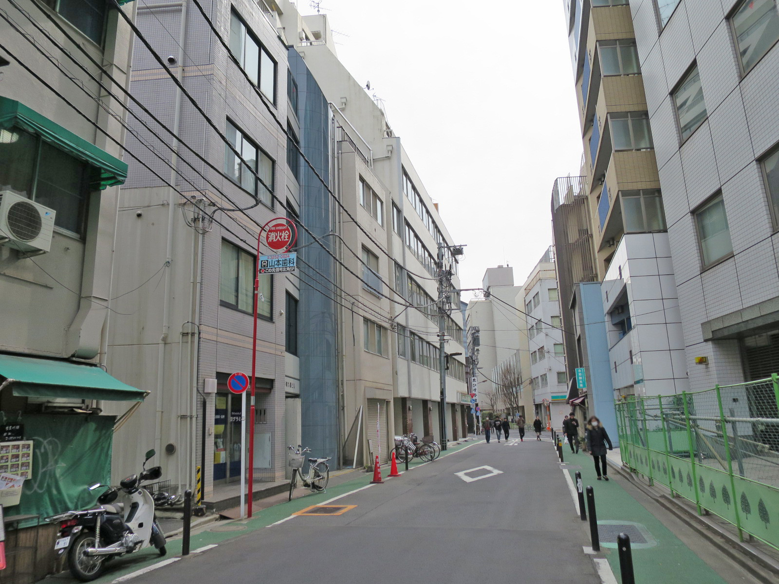 周辺はオフィスや店舗が多いエリア