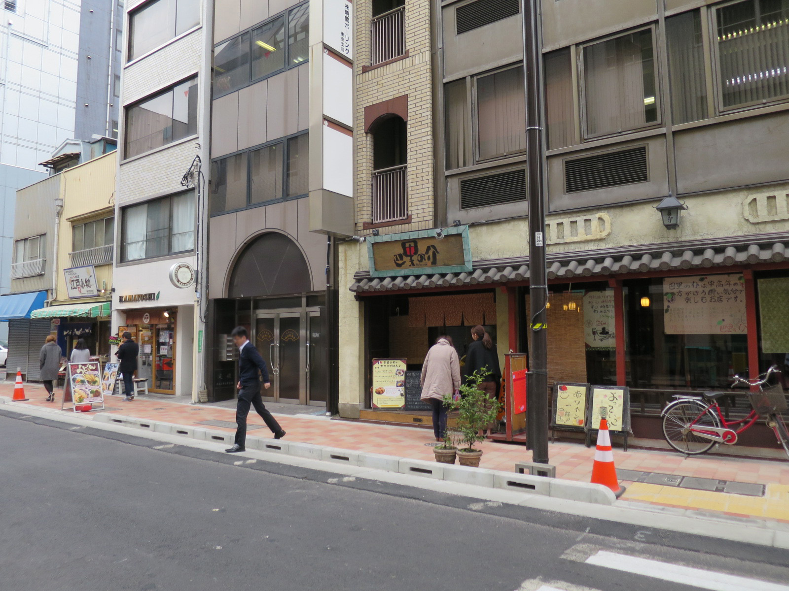 付近には飲食店が豊富