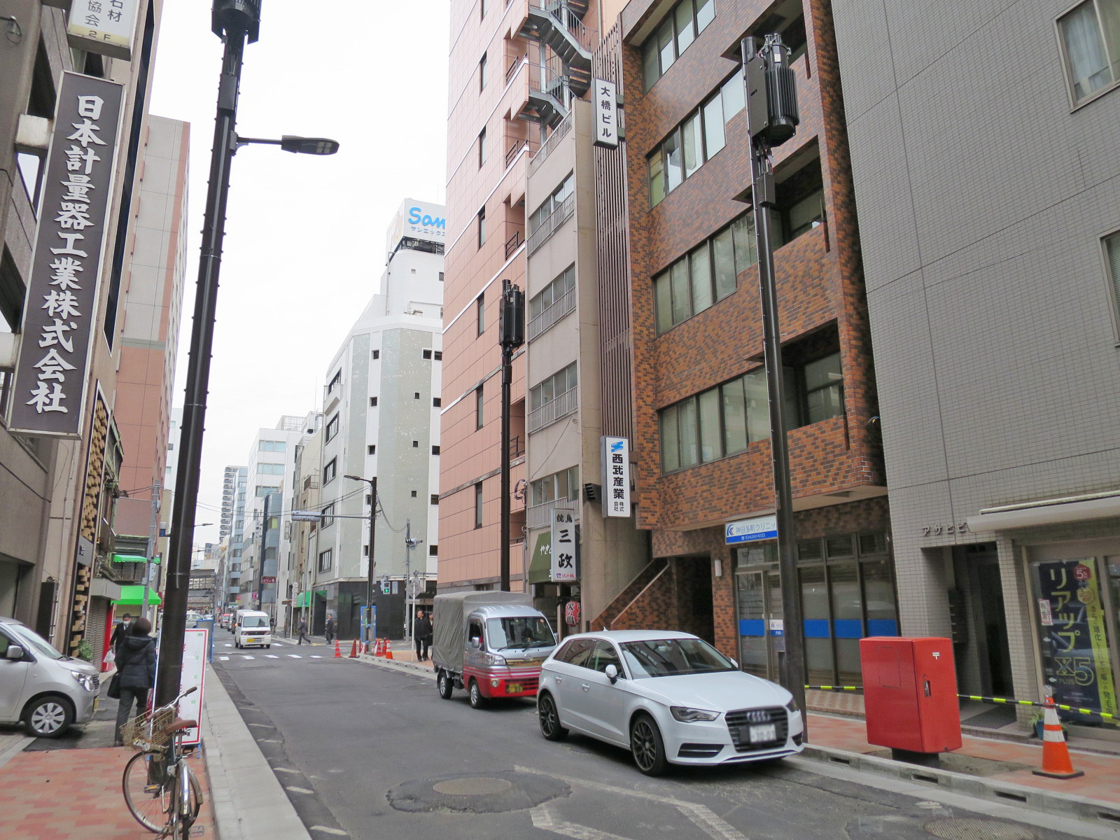 周辺はオフィスや店舗が多いエリア