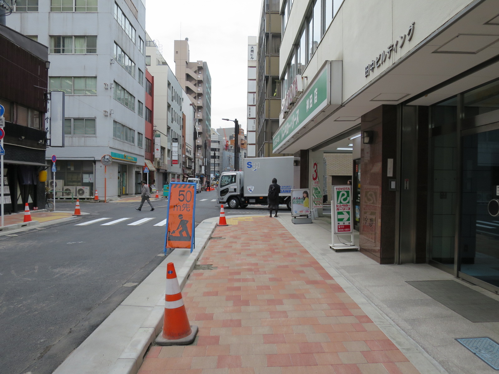 田中ビル別館前面の通り