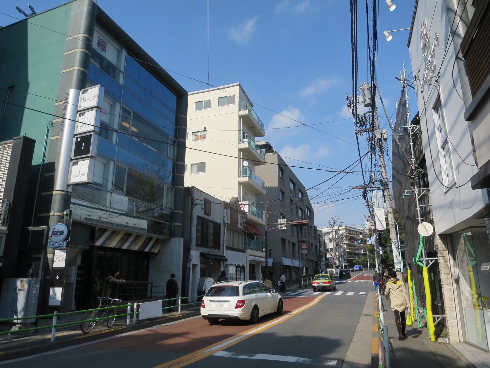 周辺はオフィスや店舗が多いエリア