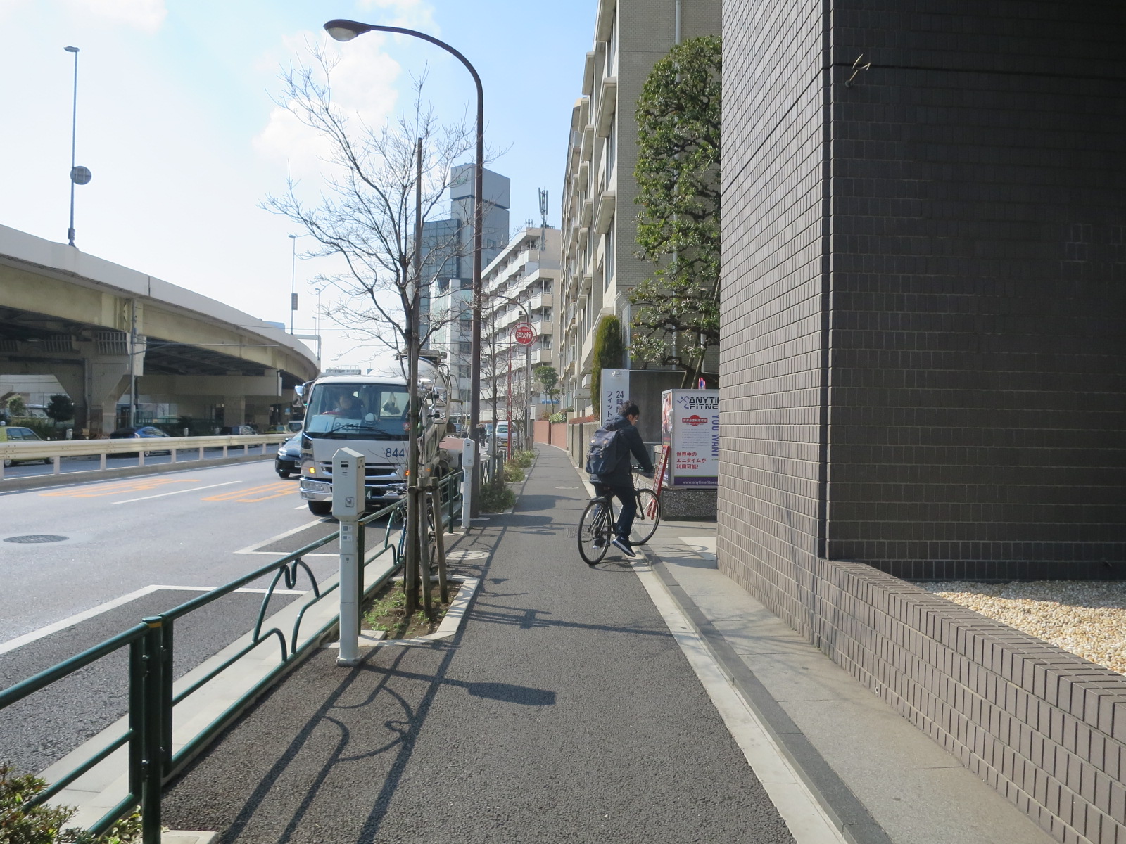 オーク南麻布ビルディング前面の通り