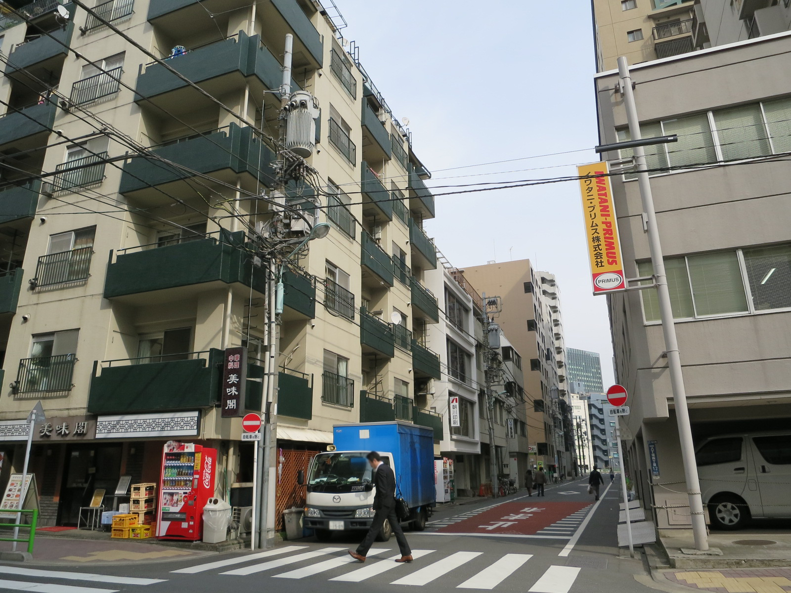 周辺はオフィスや店舗が多いエリア