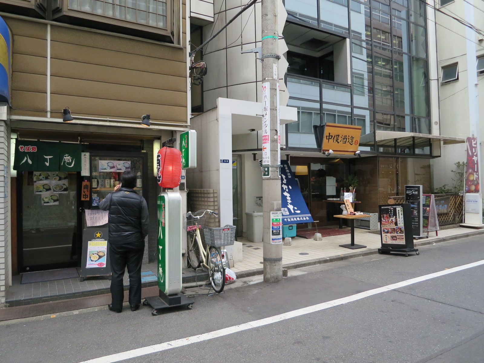 付近には飲食店が豊富