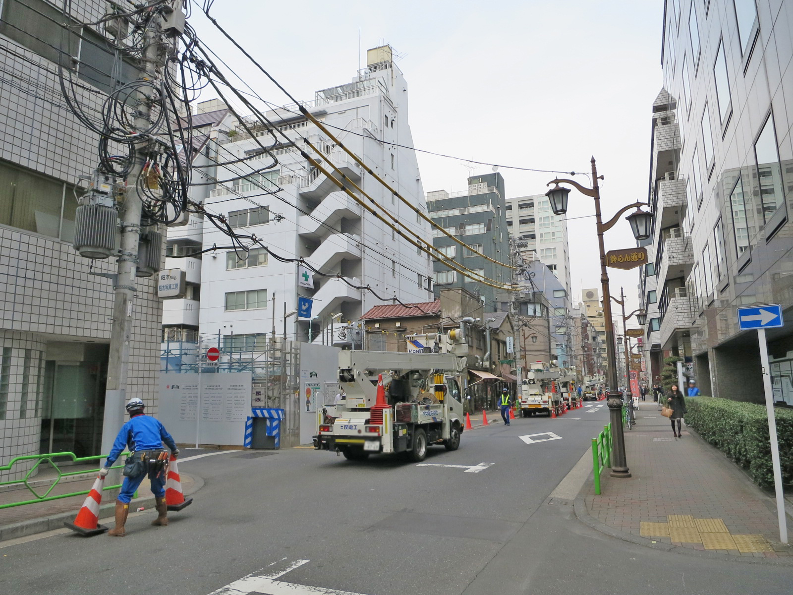 周辺はオフィスや店舗が多いエリア
