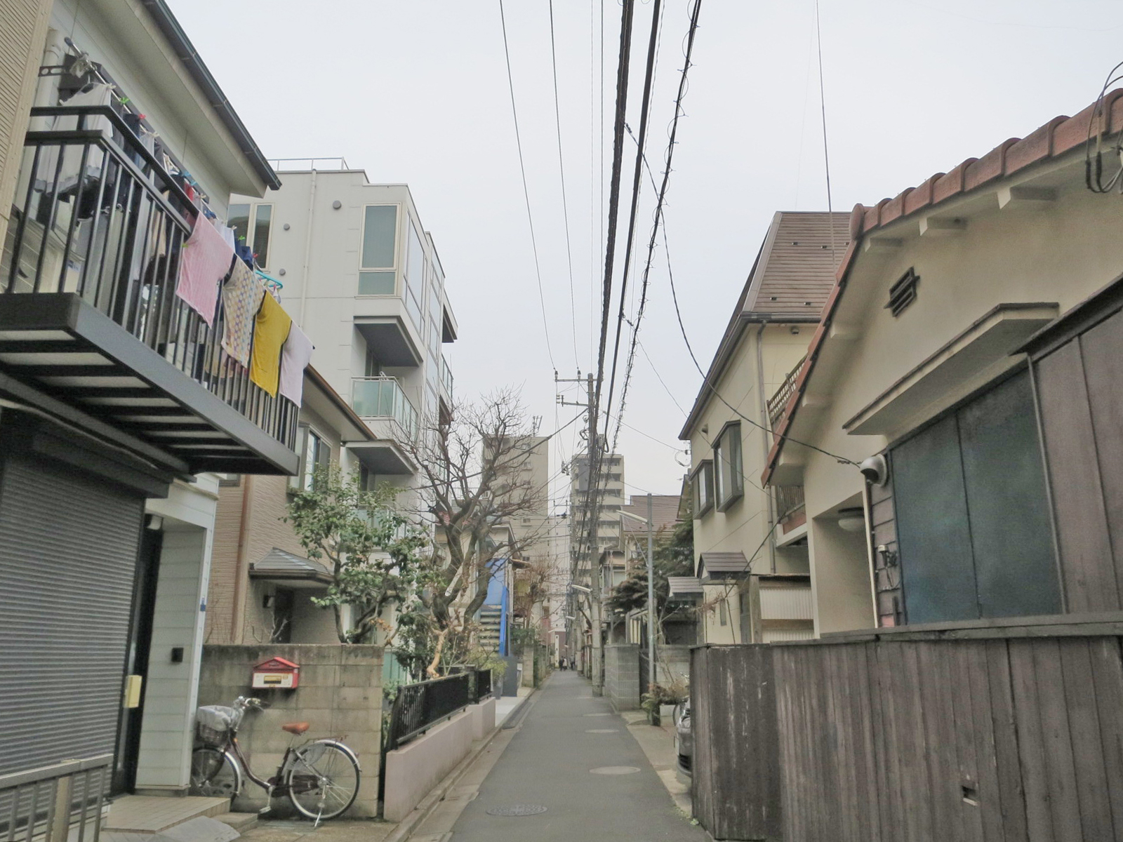 周辺は住宅街