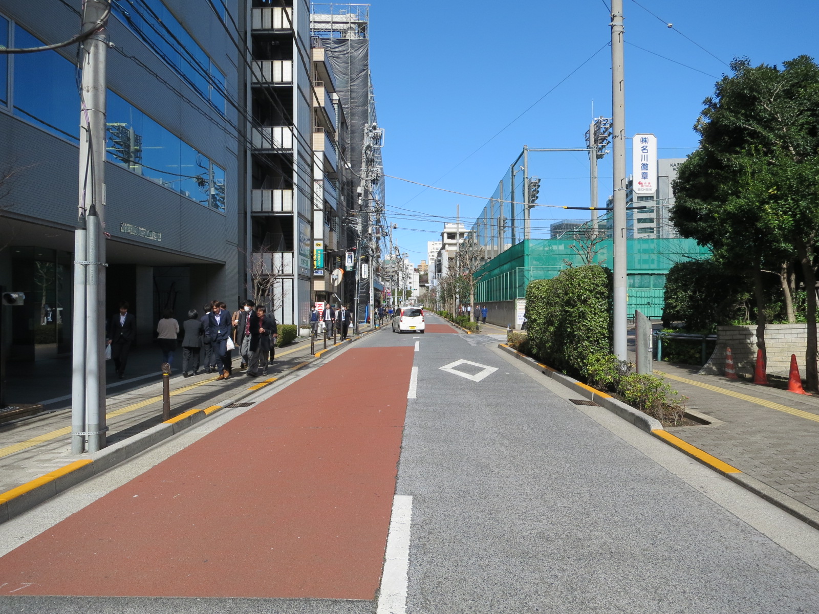 オフィスビル前面道路