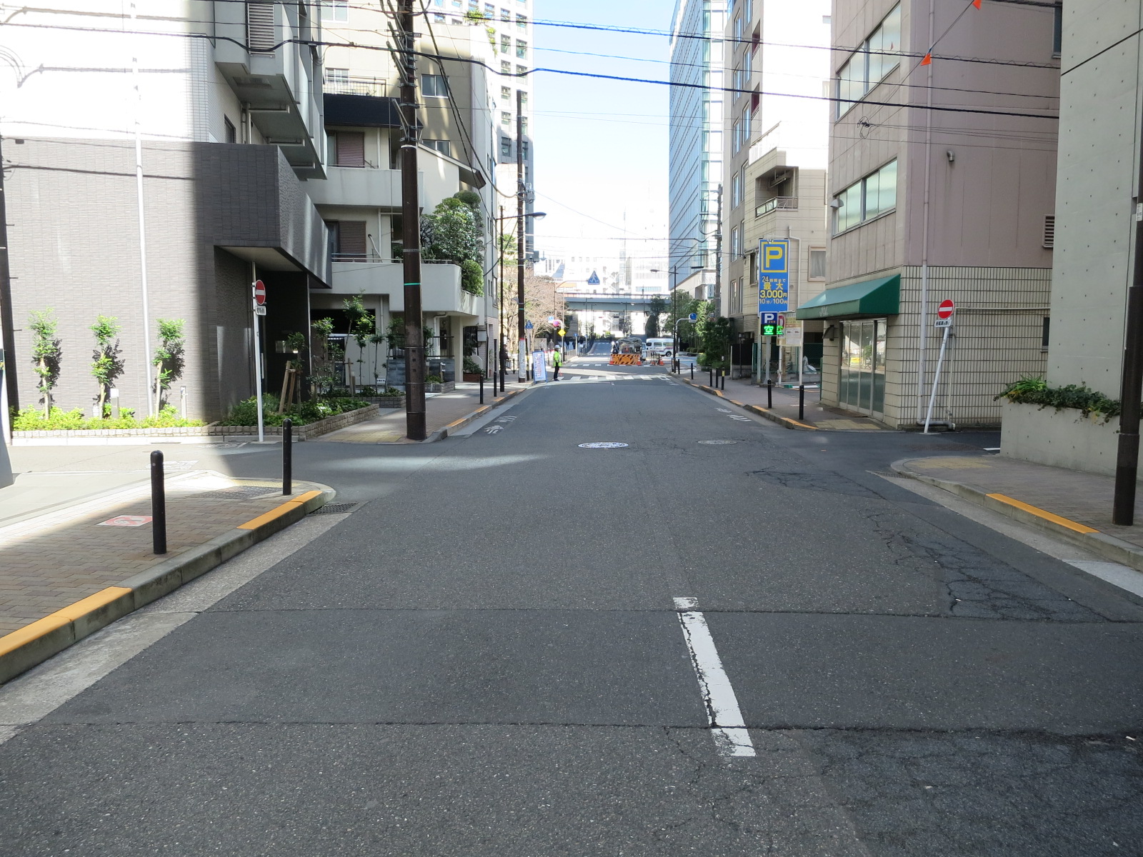 オフィスビル前面道路