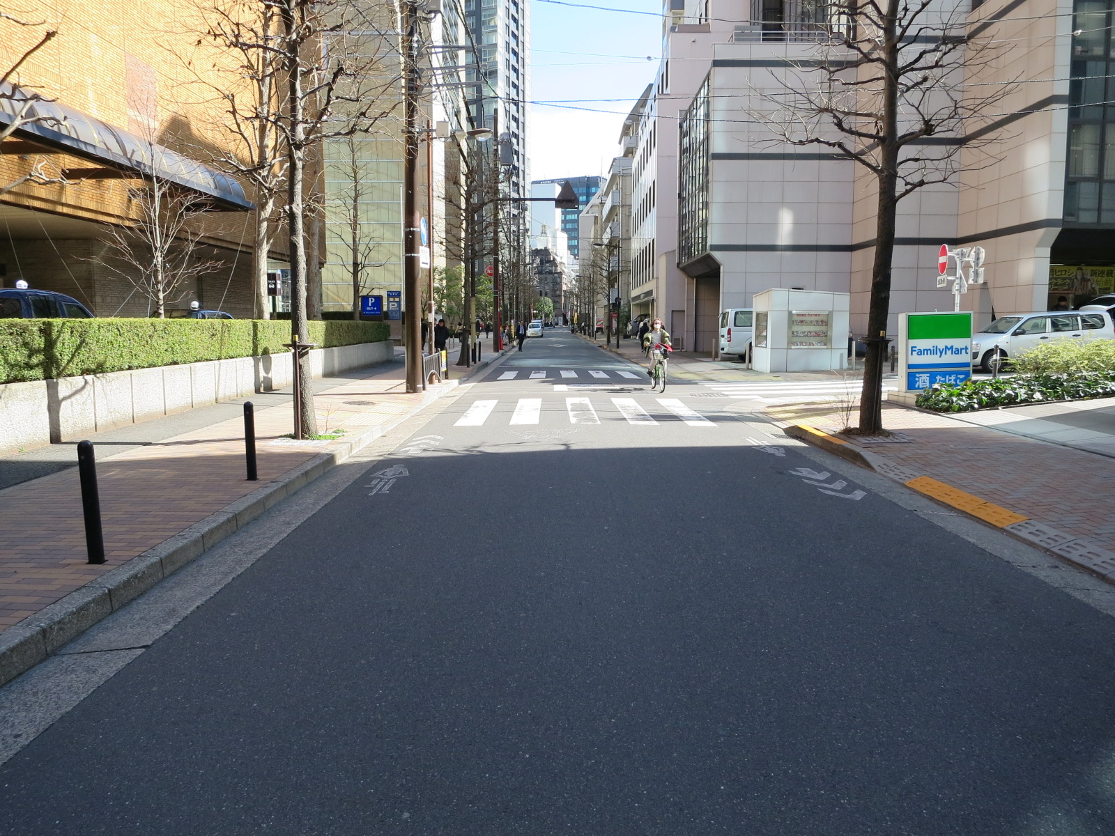 オフィスビル前面道路