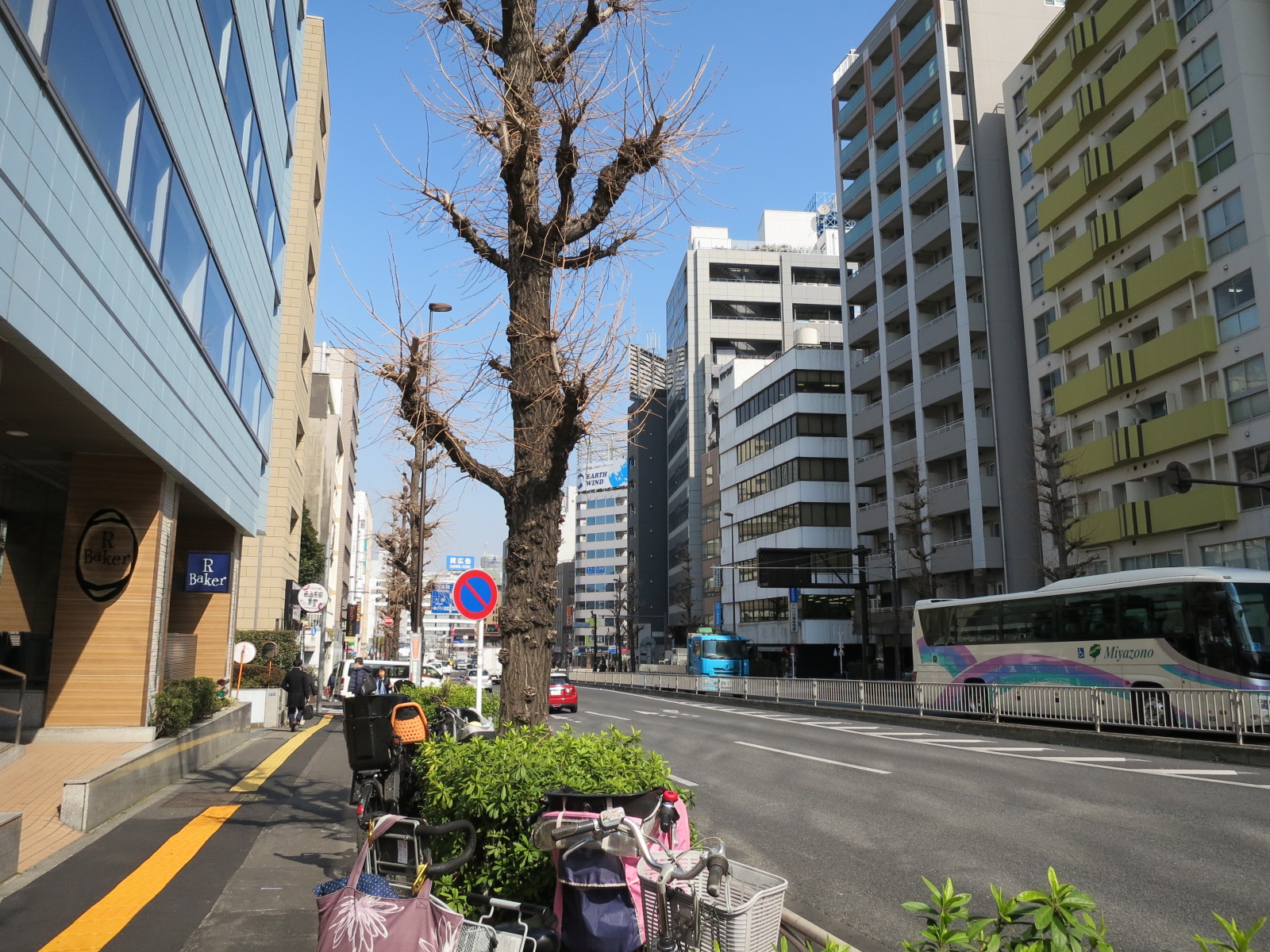 オフィスビル前面道路