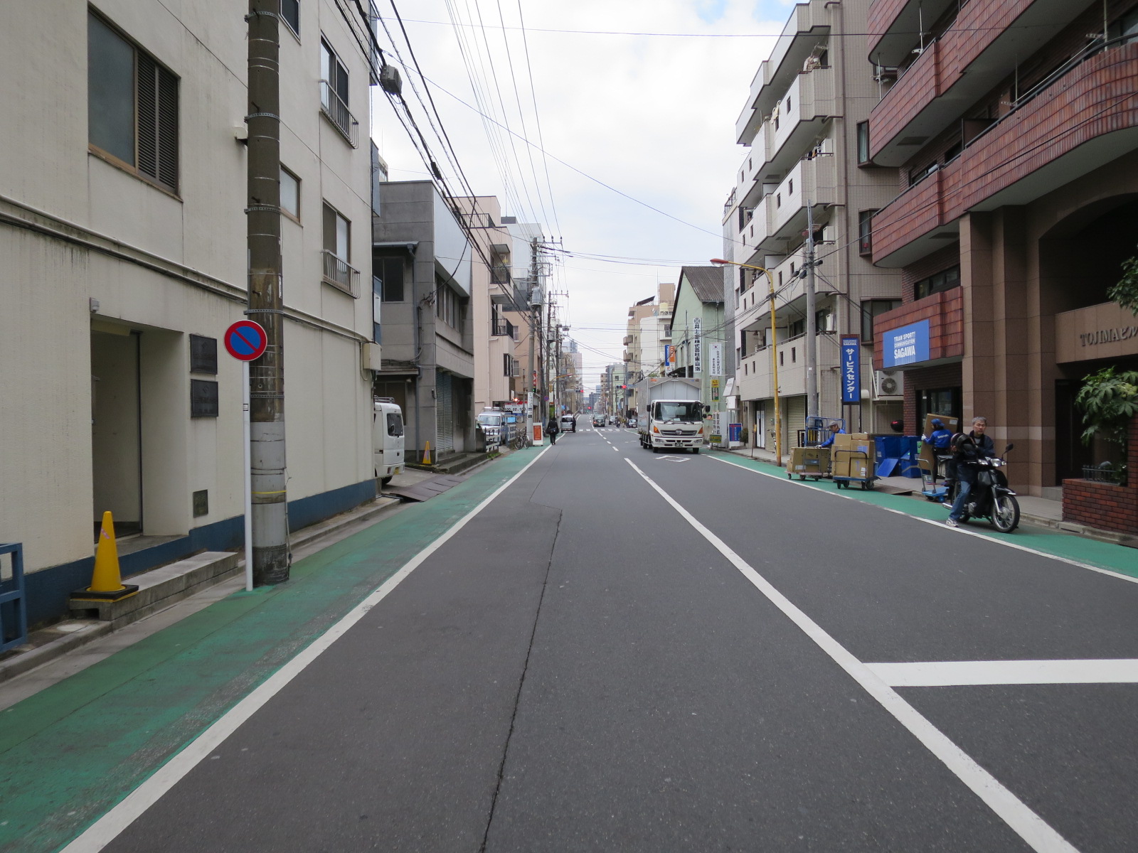 オフィスビル前面道路