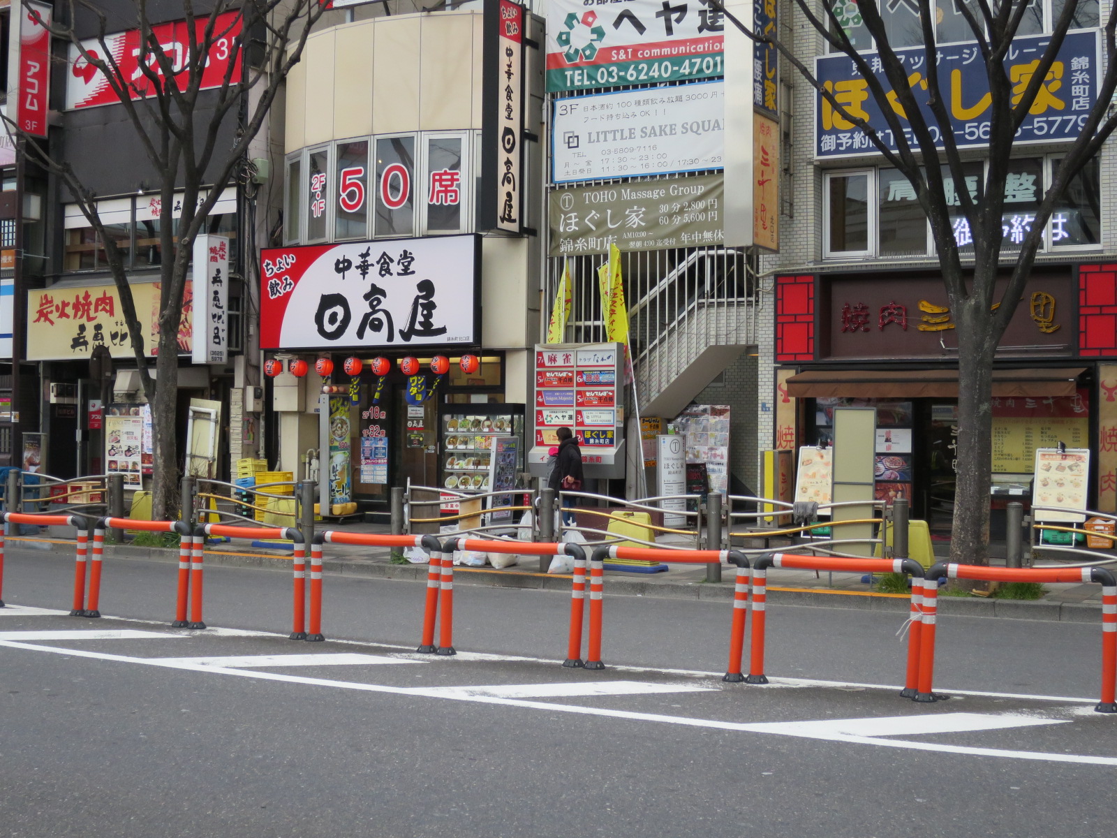 少し歩けば飲食店も複数点在