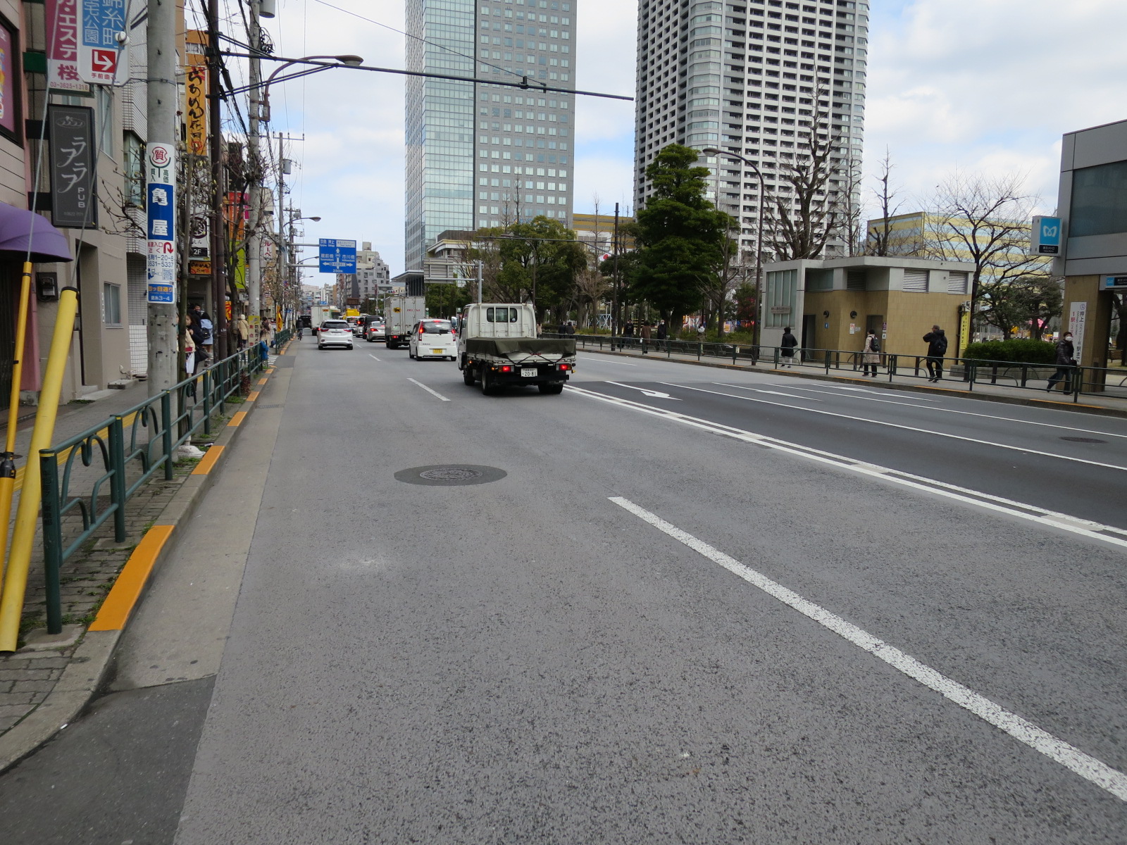 オフィスビル前面道路