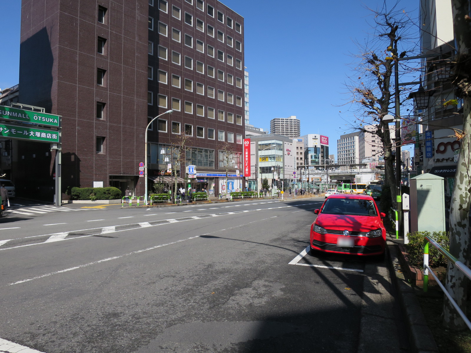 オフィスビル前面の通り