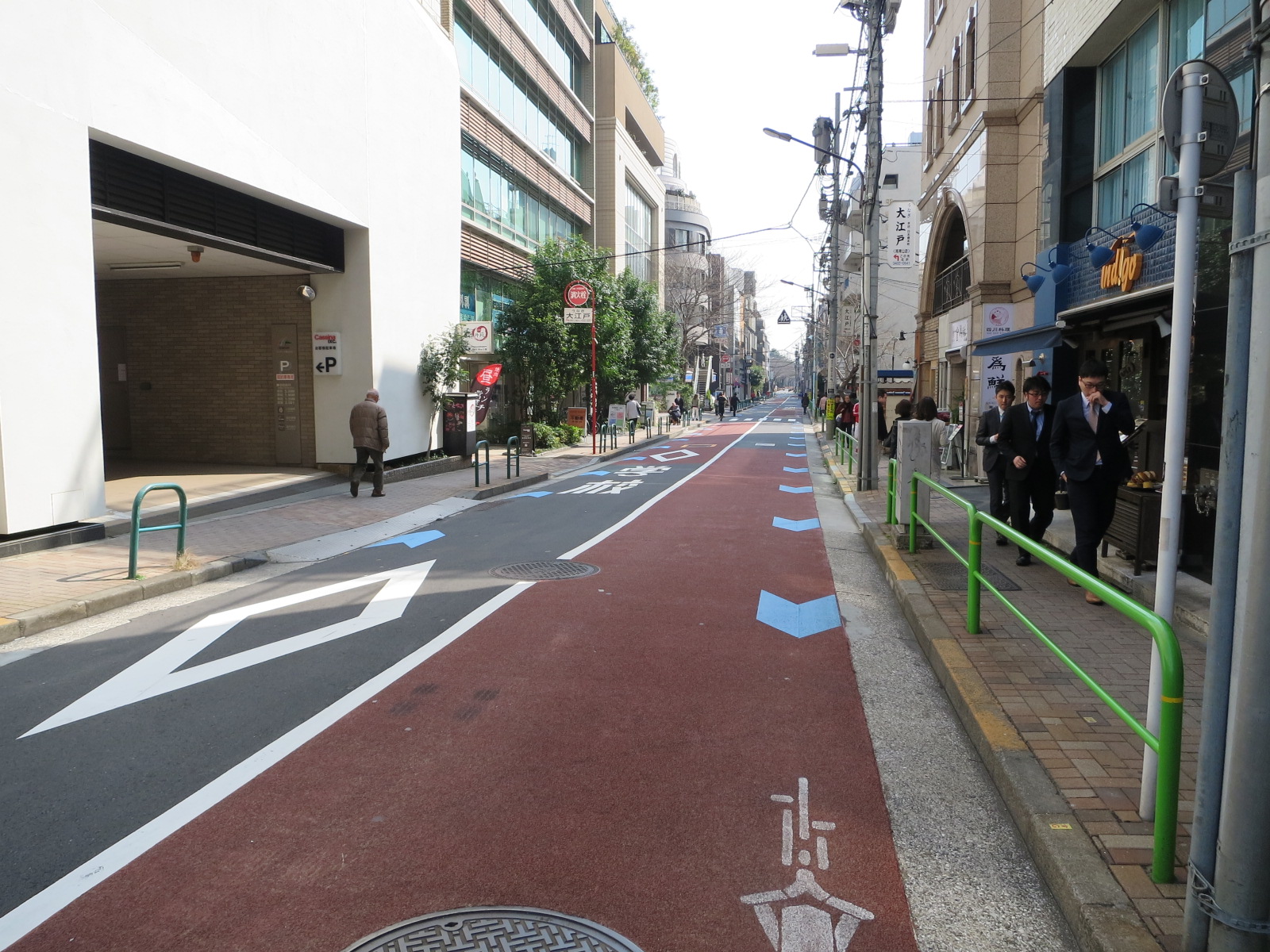 オフィスビル前面道路