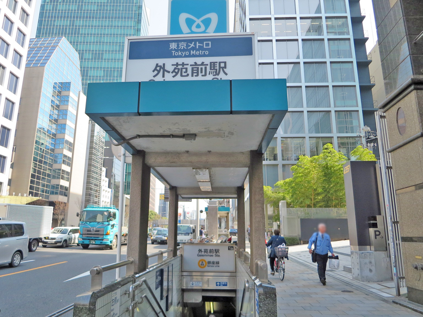 最寄りの「外苑前駅」