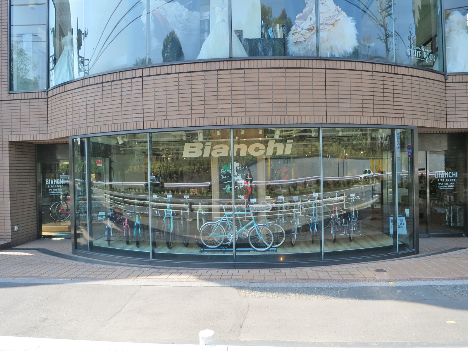 Bianchi青山店から少し入った立地