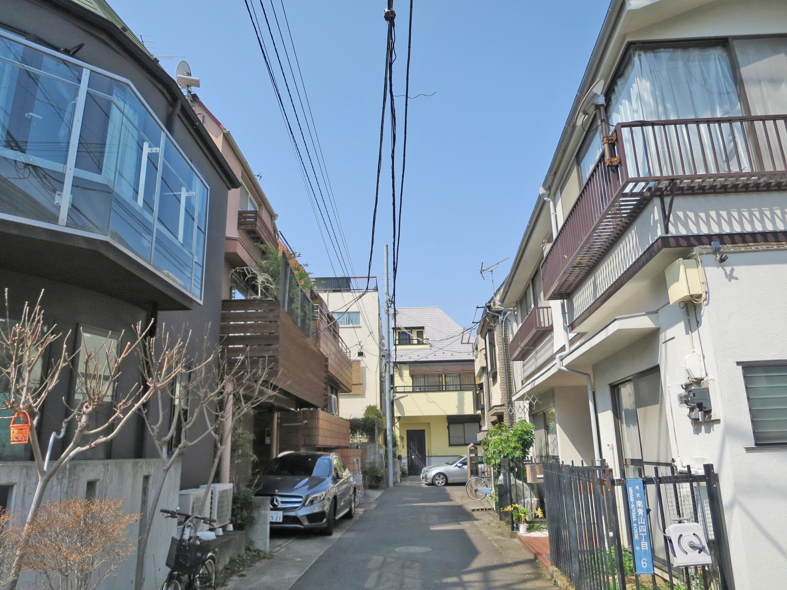 周辺は閑静な住宅街