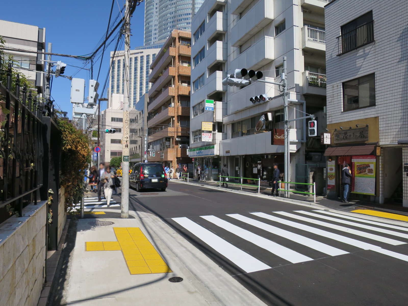 周辺はオフィスや店舗が多いエリア